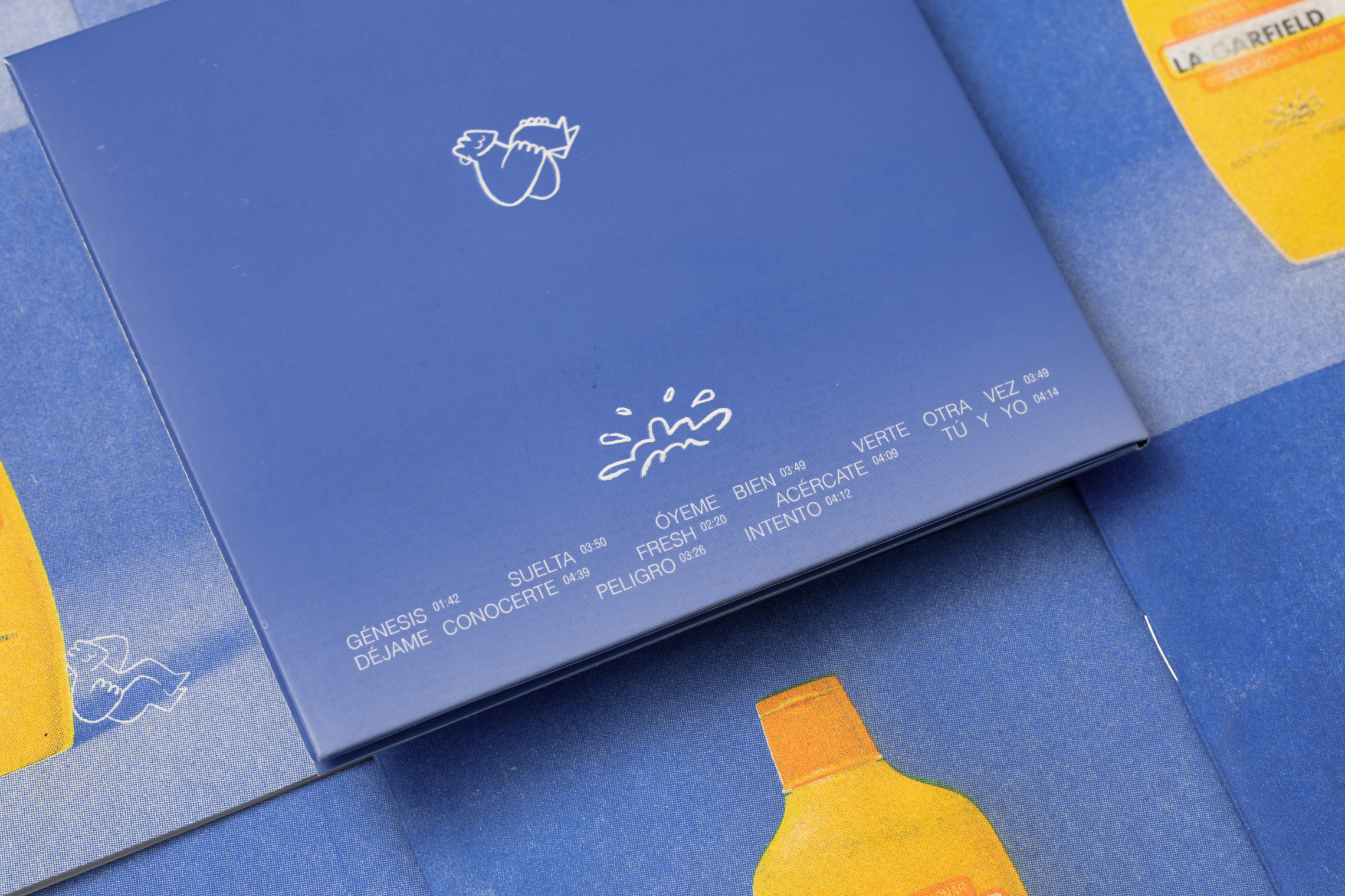 Back cover of “La Vida no es tan Seria” by La Garfield with tracklist and illustrated icons.