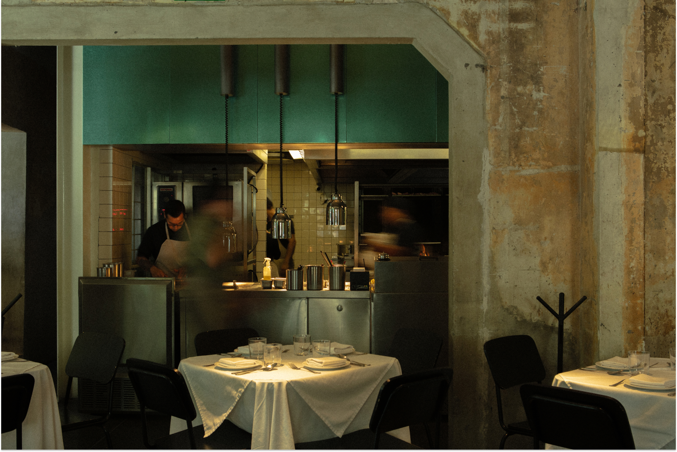 Voraz interior design with open kitchen, warm tones, and industrial ambiance.