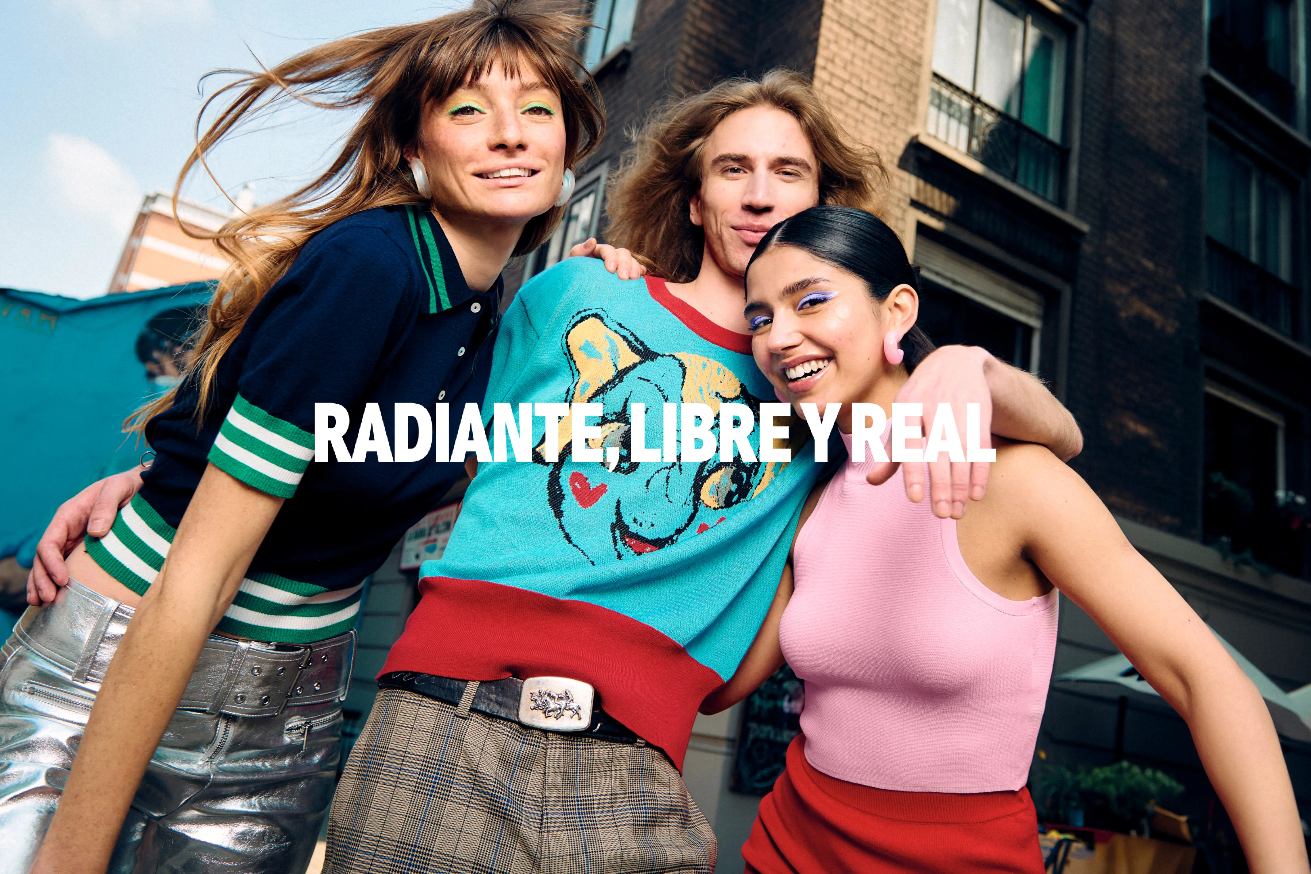 Group of young people in colorful outfits and vibrant makeup posing with the slogan “Radiante, libre y real” centered for The Junglow campaign.