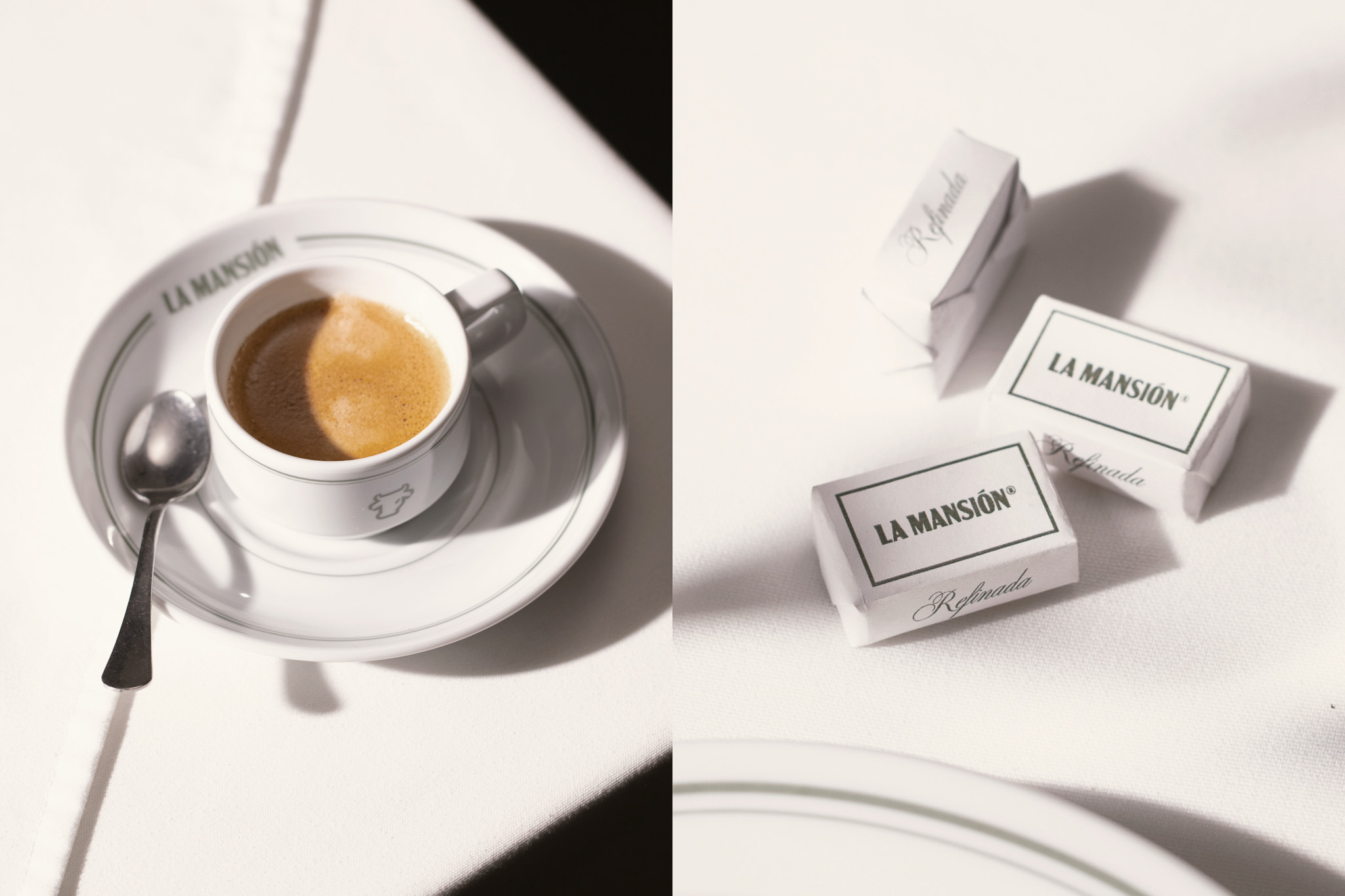 Fotografía original de taza de café y cubos de azúcar con identidad de marca de La Mansión.